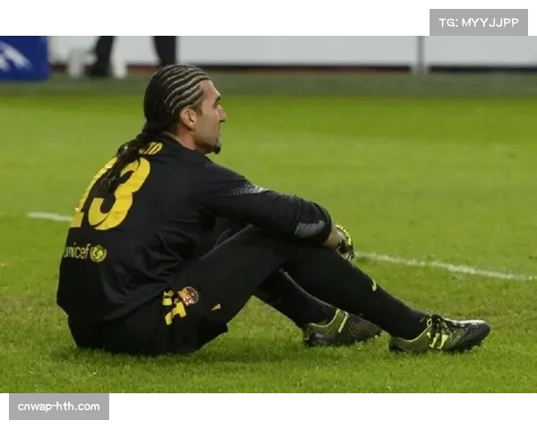 主裁判向尼斯替补席出示红牌,助理教练被罚上看台 主裁判向尼斯替补席出示红牌,助理教练被罚上看台